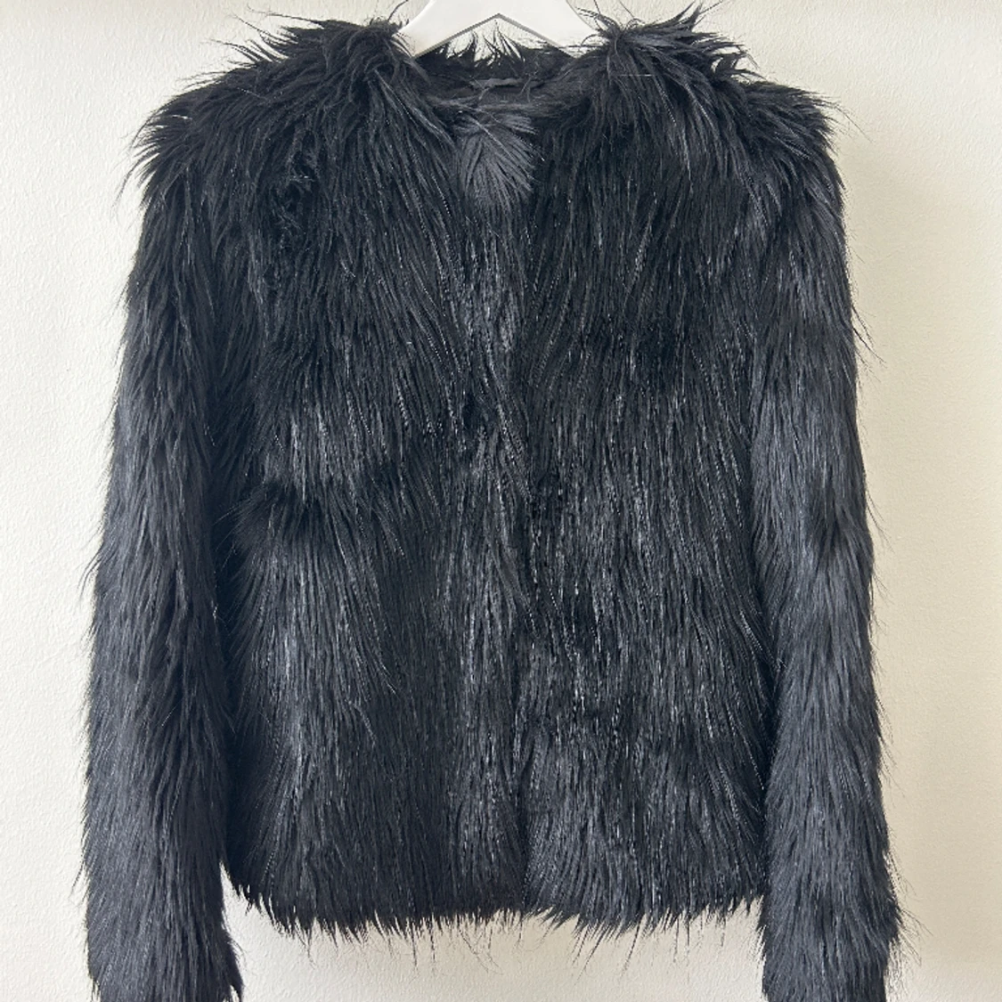 Svart fuskpälsjacka från &other stories