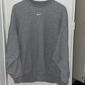 Oversized nike crewneck - Köpt på plick, kommer inte till användning längre, skön och mycket baggy, passar oversized i storlek M och L. Pris kan diskuteras.