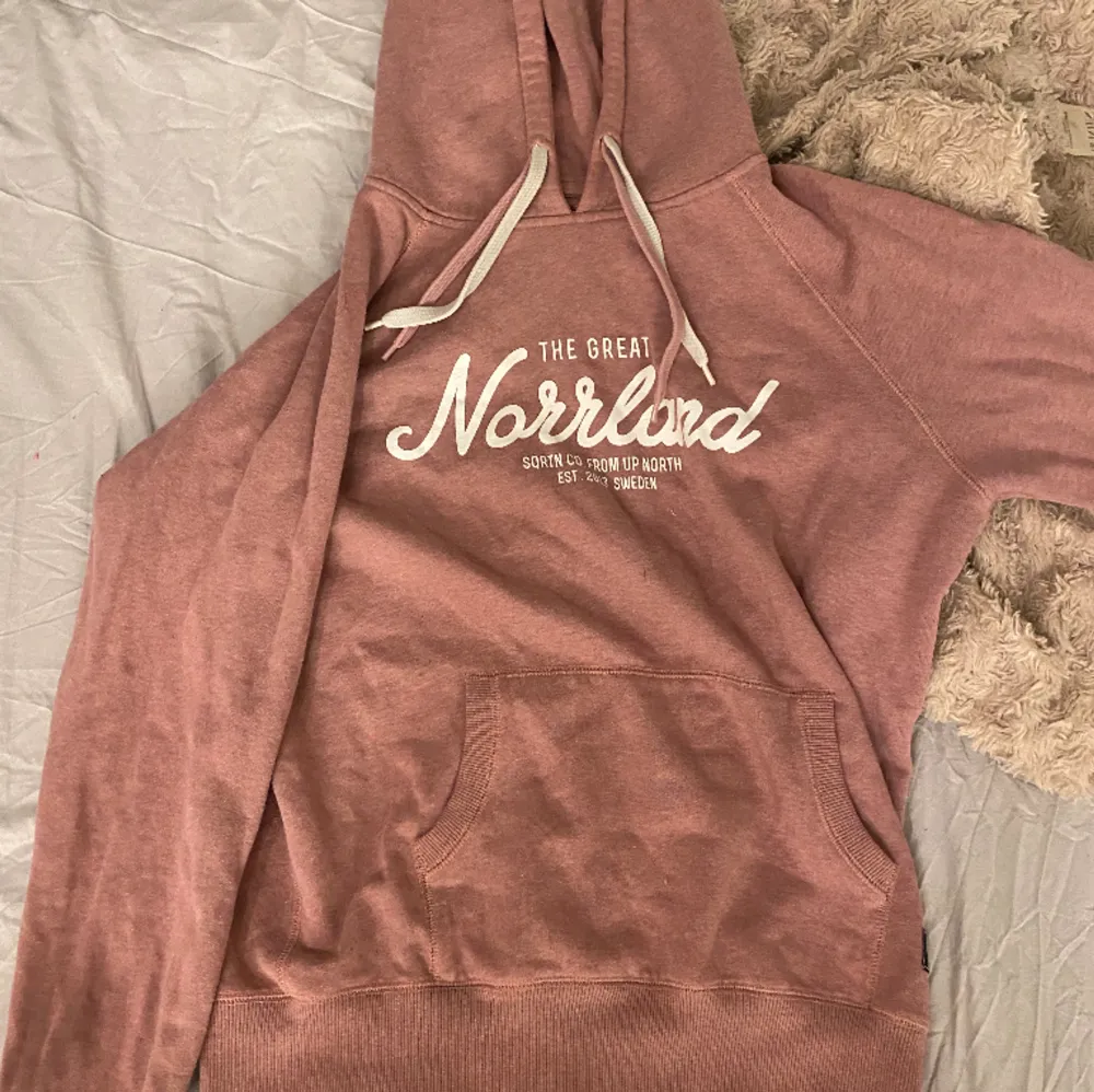 Ytterst lite använd rosa Norrlands hoodie i storlek S. Passar M också. Inga fläckar eller något. Hoodies.