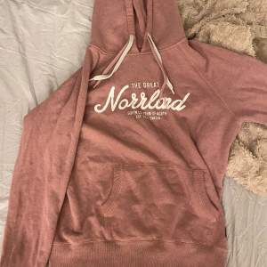 Ytterst lite använd rosa Norrlands hoodie i storlek S. Passar M också. Inga fläckar eller något