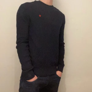 Morris kabel stickad - Tjena! Säljer en stickad Morris tröja. Fint skick förutom ett litet hål vid vänster armhåla men inget man tänker på (se bild 3) ||storlek M||nypris:1700kr vårt pris: 299kr|| modellen på bilden är 180cm, hör av er vid funderingar, Mvh!