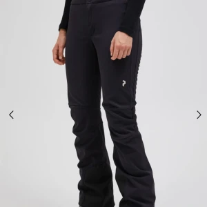 Peak performance skidbyxor - Säljer mina så snygga skidbyxor som tyvärr har blivit för små på mig! De är endast använda i en vecka, och därför är de i mycket bra skick !💓💓 Nypris 3000 kr