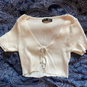 Kofta - Säljer denna croppade kofta från shein. Storlek S. Använd fåtal gånger och därav är den i bra skick. Den är väldigt kort så den passar över ett croppat linnea eller en croppad topp! Säljer för 60kr.