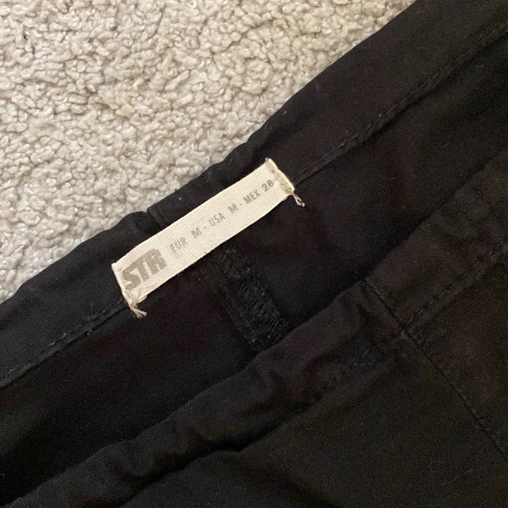 Svarta parachute pants från stradivarius. Storlek M, knappt använda🩷. Jeans & Byxor.