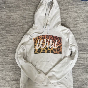Leopard hoddie  - En vit hoddie med leopard mönster🤩 Jag har typ inte använt den! Max 5 gånger!  Den är storlek L men jag har egentligen s och xs i storlek, den passar perfekt till mej!