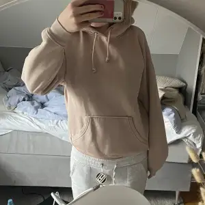 Säljer beige hoodie från Bikbok🥰Den är lite nopprig som syns på andra bilden.