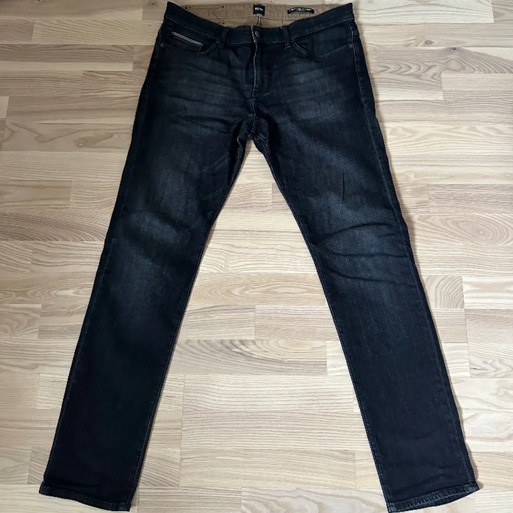 Hugo Boss jeans ”Finest Italian fabric strech”. Storlek : W34 L34. Väldigt fint skick. Svartgråa i färgen. Jeans & Byxor.