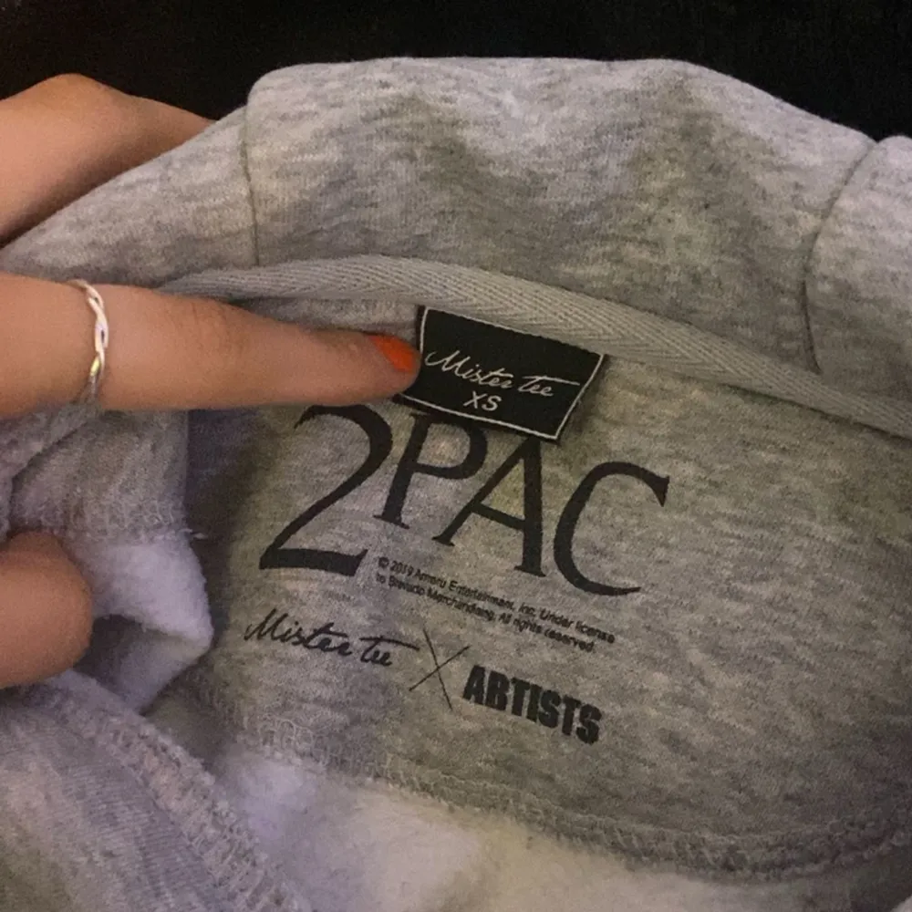 grå 2pac hoodie bar skick och fortfarande mjuk å skön inuti, sköljer då den inte kommer till användning längre. 🩷. Hoodies.