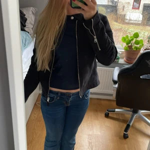 Vår jacka  - Imitations jacka av mocka, inte helt säker dock. Haft sedan länge men aldrig använt. Helt svart utan något tecken på användning. Storlek EU 38, perfekt i länd för mig som är 164 cm☺️