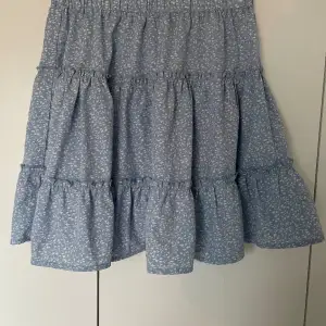 Blommig blå kjol!!🩵 kjolen är från shein! Säljer då den inte kommer till användning! Bra skick!!🩵  
