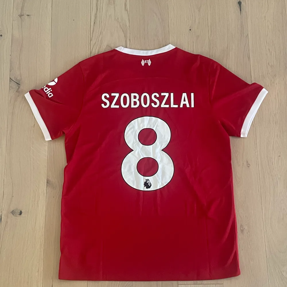 Liverpool 23/24 matchställ  Szoboszlai Säljer den oanvänd, lappen är kvar då den va förliten, kan bli billigare vid snabb och smidig affär.. T-shirts.