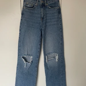 Vida jeans med hål - Vida jeans med hål💙 Säljer pga att dem inte kommer till användning. Använda fåtal gånger!!  Nypris 300kr från lager157💙