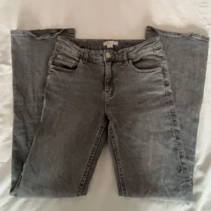 Gråa Lådmidjade Bootcut Jeans 💗 - Säljer dessa jättefina lågmidjade bootcut jeansen då de har blivit för små för mig💗 innebenslängd är 68cm och midjemått rakt över 34cm. Fint skick, inga defekter. Köpta för 300kr på Gina tricot 💗
