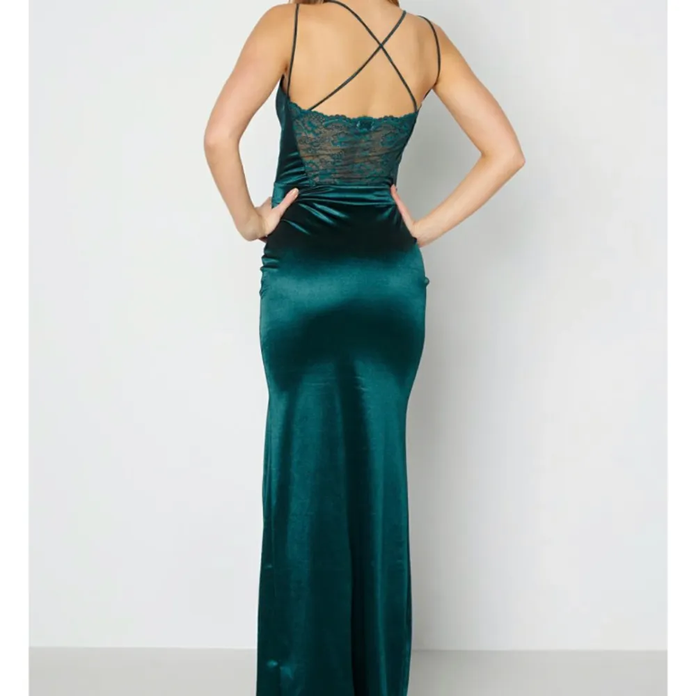 Säljer nu min Mörkgröna balklänning som jag använt endast en gång! Jätte fin och lång är i storlek 38/m passar även 36/S, skriv för fler bilder eller frågor!🤍. Klänningar.