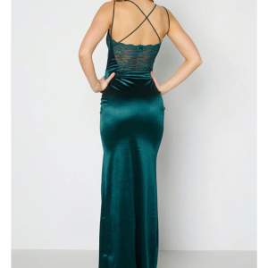 Säljer nu min Mörkgröna balklänning som jag använt endast en gång! Jätte fin och lång är i storlek 38/m passar även 36/S, skriv för fler bilder eller frågor!🤍