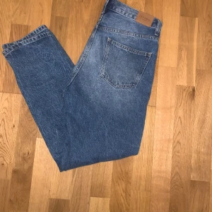 LES DEUX JEANS - Les Deux jeans i storlek 32 (regular fit) använda 3-4 gånger. Skick 9/10 Nypris: 1199kr Mitt pris : 250kr