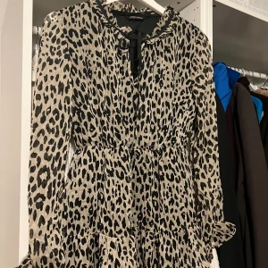 Blus - Leopardblus, använd en gång. Lite längre i modellen. Storlek S. Går in vid midjan. 