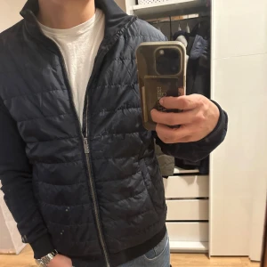 Bläck Cardigan - Säljer denna snygga cardiganen från Bläck. Sitter bra och perfekt till våren när de blir lite varmare. Använd ett fåtal gånger så är fortfarande i väldigt bra skick. Nypris: 1400 😁