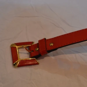 Rött och guldigt skärp - ⚡️🍒Rött skärp med gulddetaljer Fint skick⚡️🍒