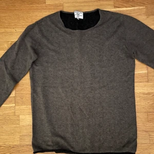 Sweatshirt herr - En grå sweatshirt (aldrig använd).  Den är för stor för mig.  10/10 skick då den är helt ny. 