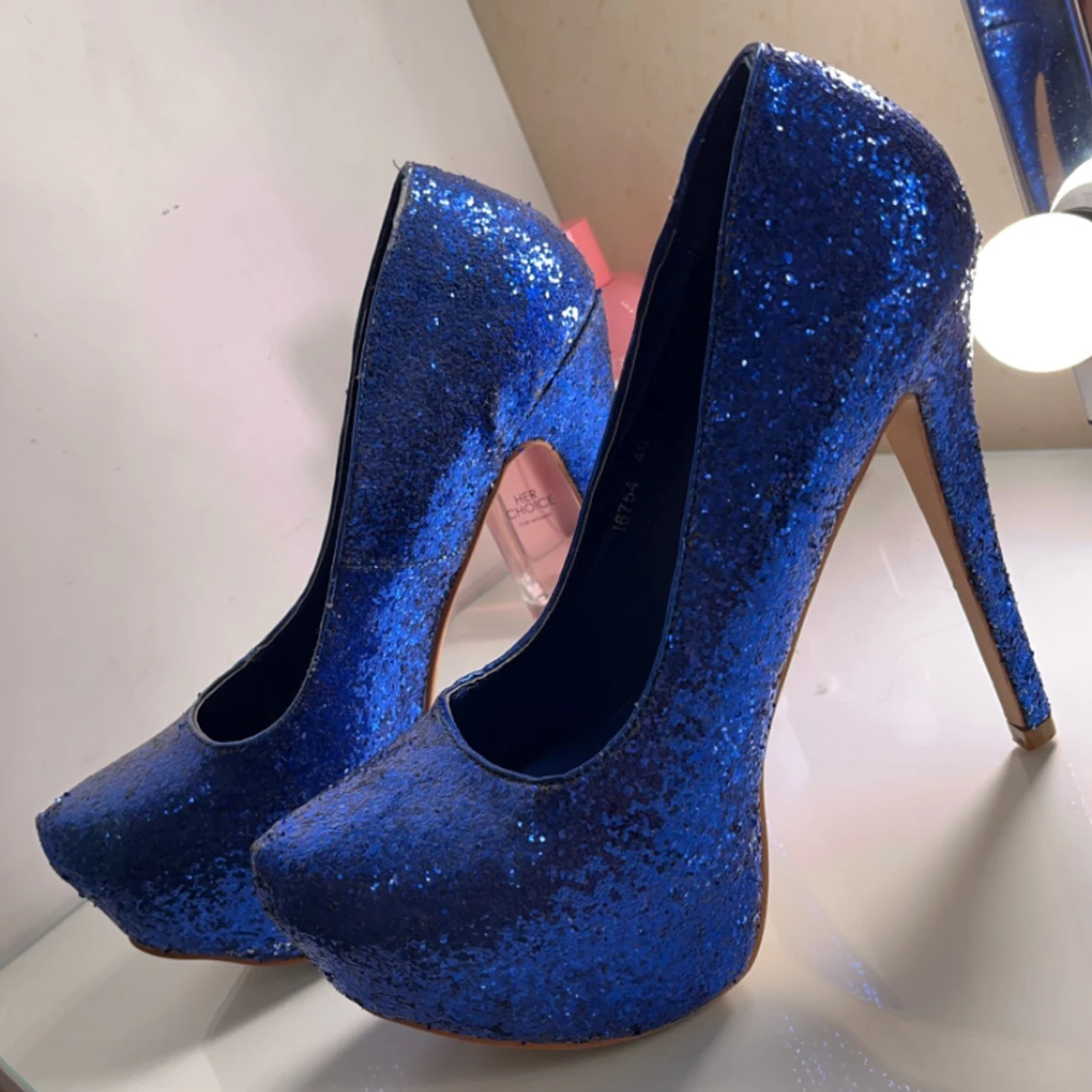 Blå glitter pumps