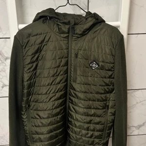 J.lindeberg cardigan - Säljer nu min J.Lindeberg cardigan som är använd men fortfarande i fint skick, 9/10. Storlek S. Nypris 3200, säljer för 2200. Skriv privat för mer frågor 