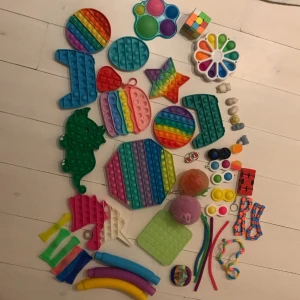 Fidget toys  - Säljer dessa fidget toys för att jag inte använder dem! Alla är i toppskick<3 kontakta mig om du vill köpa så diskuterar vi pris💗