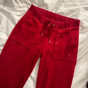 Juicy byxor  - Hej!  Jag säljer nu mina röda juicy byxor pga att jag inte använder dom, jag köpte dom för bara en månad sen men insåg sen att ja ville ha en annan färg. Jag har använt byxorna en gång och tvättat dom en gång. Stork S. Skriv för fler bilder!🫶🏻