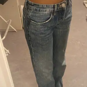 Säljer dessa Zara jeans då då blivit för stora för mig! Storlek 38❤️ low/midrise i midjan💗 (lånad bild)