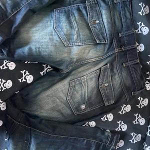 Baggy jeans med coola fickor  -  Jeans med jättecoola wash och fickor med knappar 