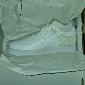 Gortex af1 - Storlek 47. Jag tog ett par i min storlek 45. Men boxen var isönder så tog jag en annan box. Och tänkte inte på det men råkade ta storlek 47. Köpte de för 1200kr ny pris va 1800kr men de var rea så man kunde inte lämna tillbaka de