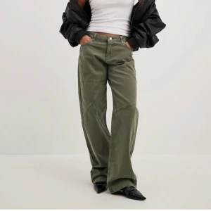 Grön lågmidjade jeans - Supercoola lågmidjade jeans i stl 34 men passar mig som har 36, 300+frakt