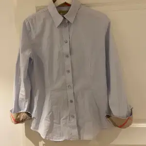 Säljer en riktigt fet ljusblå Burberry skjorta i storlek L som sitter som en S. Väldigt fint skick. nypris 5600 säljer för 630, skriv vid funderingar🙌