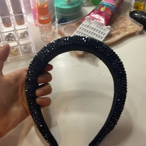 Diadem  - Jag säljer detta diademet för den är lite för stor för mitt huvud med den är bara testad och super fin överlag 💕