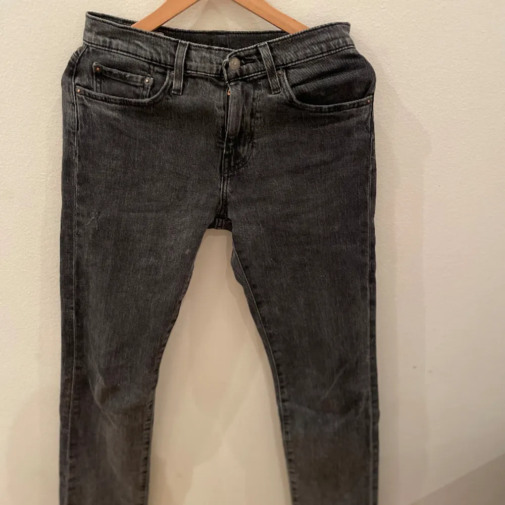 Levis jeans i bra skick 7,5/10. Är ripped på ett ställe men ser bra ut ändå. Storlek W28 L30. Färg svag svart. Nypris 1100kr och priset kan diskuteras.. Jeans & Byxor.