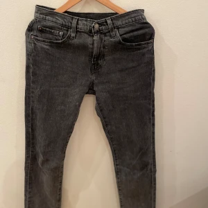 Levis jeans 502 - Levis jeans i bra skick 7,5/10. Är ripped på ett ställe men ser bra ut ändå. Storlek W28 L30. Färg svag svart. Nypris 1100kr och priset kan diskuteras.