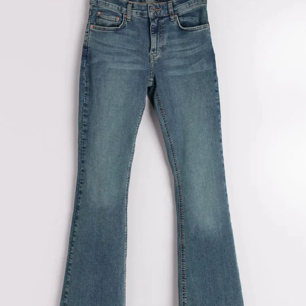 Säljer helt nya low waist jeans från Gina i storlek 36!. Jeans & Byxor.