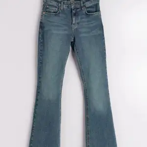 Säljer helt nya low waist jeans från Gina i storlek 36!