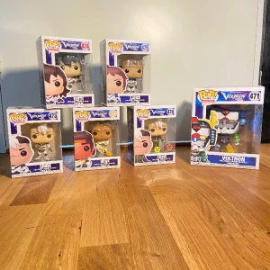 Voltron Funko Pop Bundle - Voltron Funko Pops: Keith, Lance, Shiro, Shiro Limited Edition, Hunk och Voltron ingår som på bild. Säljs till hälften av ordinarie pris