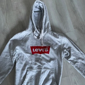 Levis Hoodie  - Grå Levis Hoodie i väldigt fint och bra skick, storlek Medium 
