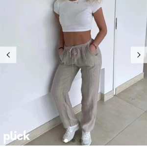 Linnebyxor - Säljer dessa fina linnebyxor ifrån design by si som inte har kommit till användning. De är i storlek S (extra längd) och sitter perfekt på mig som är 172cm🤗 Dessa bilder är lånade, skriv för fler🫶🏼