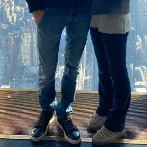 Jacob Cohën jeans - Säljer dessa sjyssta jeans från Jacob Cohën! Nypris runt 6k. De är relativt använda men fint skick! Liten defekt som syns på bild under gylfen, går att sy till! Size är cirka 28w 32L OBS! Mycket bänatz med dessa jeans! 