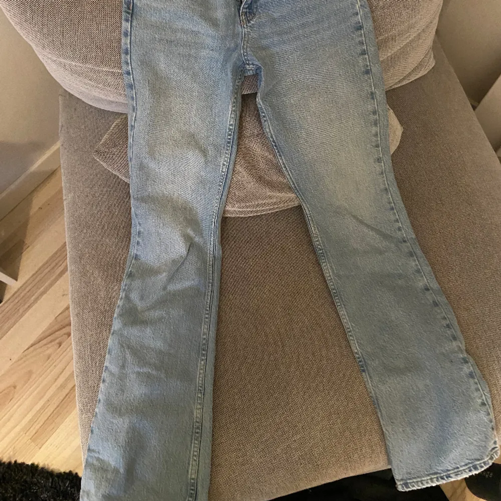 Ljusblå högmidjade tighta jeans med lite bootcut. Storlek 32. Aldrig använt. Säljer pågrund av att dem är för små. . Jeans & Byxor.