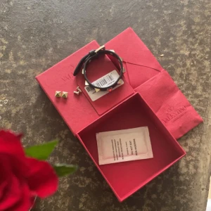 Valentino Garavani armband  - Säljer nu mitt riktigt feta och trendiga Valentino garavani armband i toppenskick🔥, nypris 3100kr mitt pris 1300kr. Allt på bild medföljer!  Tveka inte att höra av dig vid minsta lilla fråga🙏