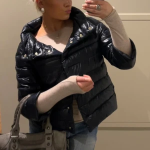 Marinblå Hernojacka - Intressekoll på min hernojacka som jag köpte i somras ifrån deras hemsida för 5100 kr. Jättebra skick 💕deras storlekar är italienska, så denna är en 42 vilket motsvarar S!