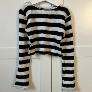 Stickadtröja från Zara - Säljer denna fina tröjan från zara💘 använd ett fåtal gånger🌸 köparen står för frakt! Tveka inte att fråga om ni undrar något💘