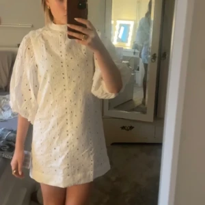 Studentklänning  - Supersnygg studentklänning eller vit klänning som passar till annat också, helt nyskick med prislapp kvar från asos