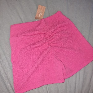Scrunch shorts  - Super fina scrunch shorts, helt nya. Säljes då de inte kommer till användning