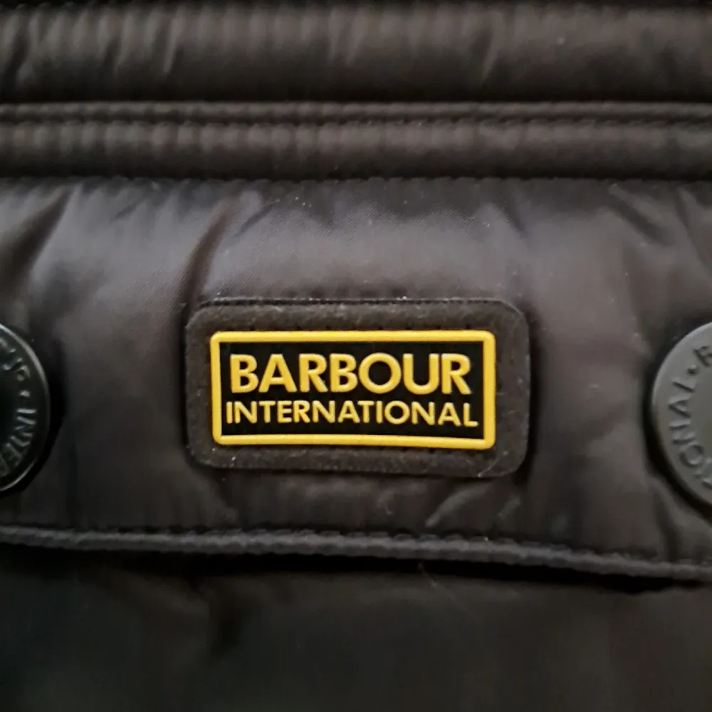 Säljer en väst från Barbour International i storlek XL, västen är i absolut nyskick då den använts endast vid tre tilfällen. Nypris är 2299kr säljer för 1500kr.  Skriv om ni har några funderingar!. Jackor.