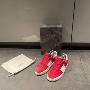 Valentino fly crew  - Hej, säljer dom här riktigt feta valentino flycrew i färg röd. Skicket är helt sjukt och alla nitar är kvar! ”Tillkommer, box, skor”  Släng iväg ett dm för frågor! 🙌🍾